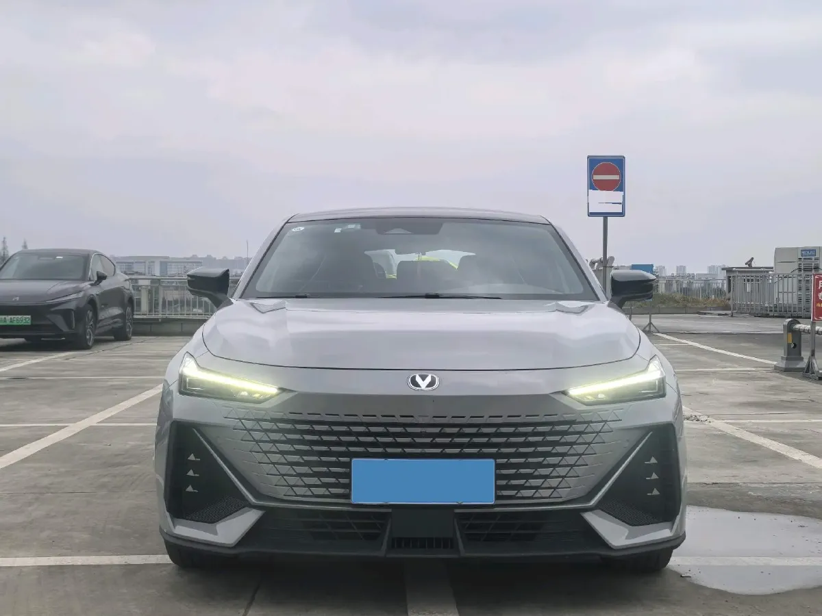 2023 ChangAn UNI-V 1.5T 188HP L4 7DCT,autocango,china used car exporter,china ev exporter,chinese used car exporter,chinese used ev exporter