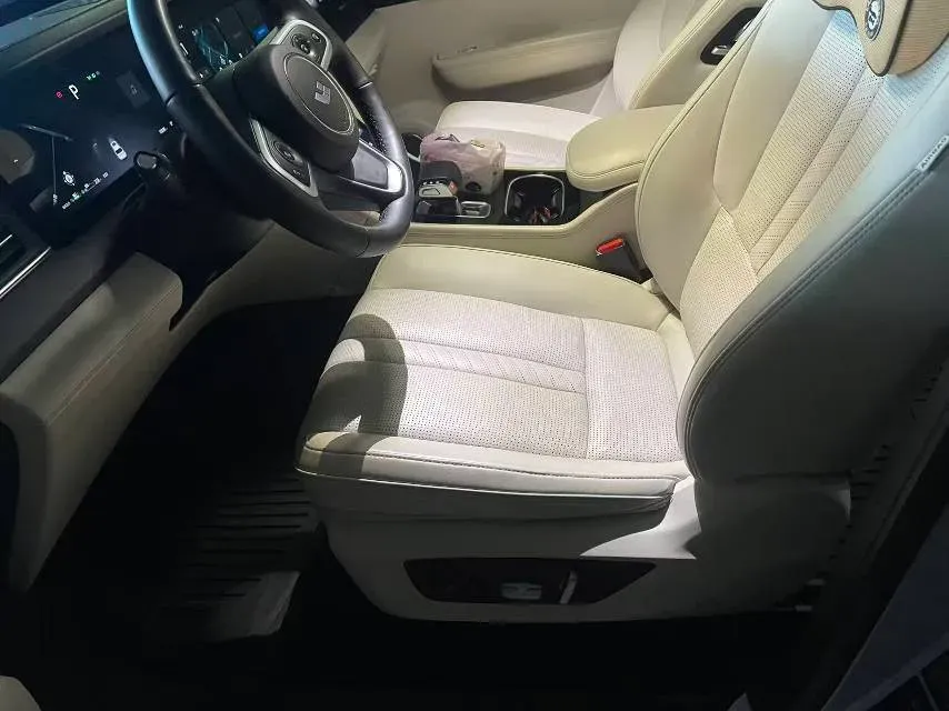 2020 Li ONE Range Extended 131HP REEV 40.5KWH,autocango,china used car exporter,china ev exporter,chinese used car exporter,chinese used ev exporter