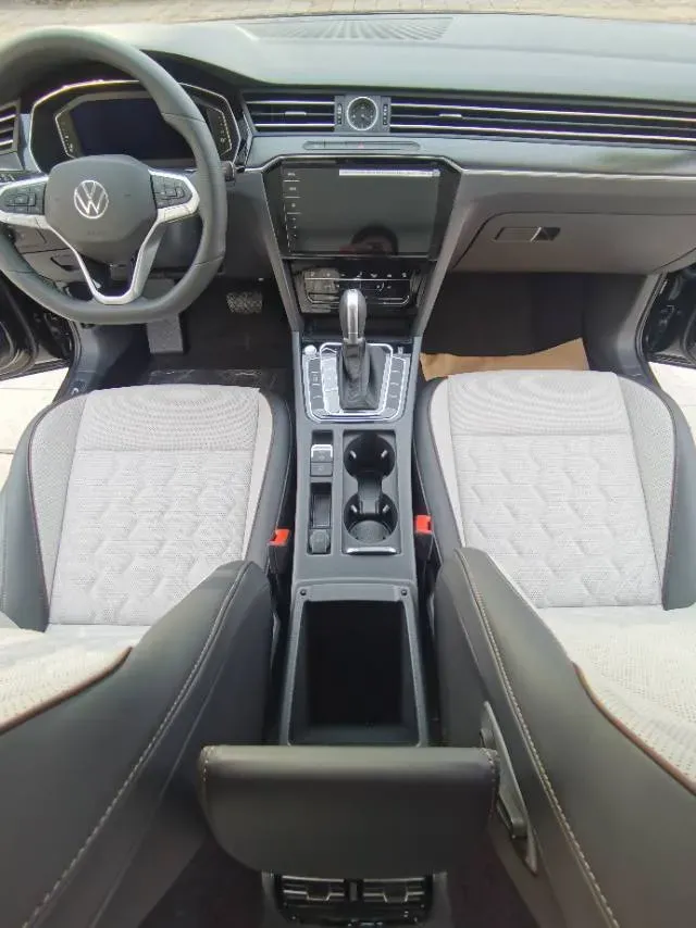 2026 Volkswagen Magotan 2.0T 220HP L4 7DCT,autocango,china used car exporter,china ev exporter,chinese used car exporter,chinese used ev exporter