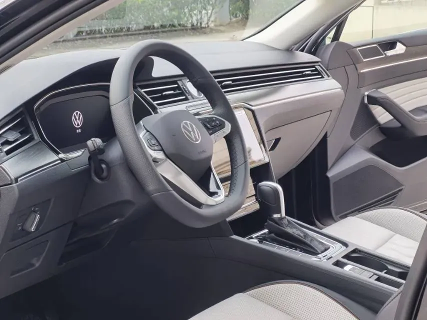 2026 Volkswagen Magotan 2.0T 220HP L4 7DCT,autocango,china used car exporter,china ev exporter,chinese used car exporter,chinese used ev exporter