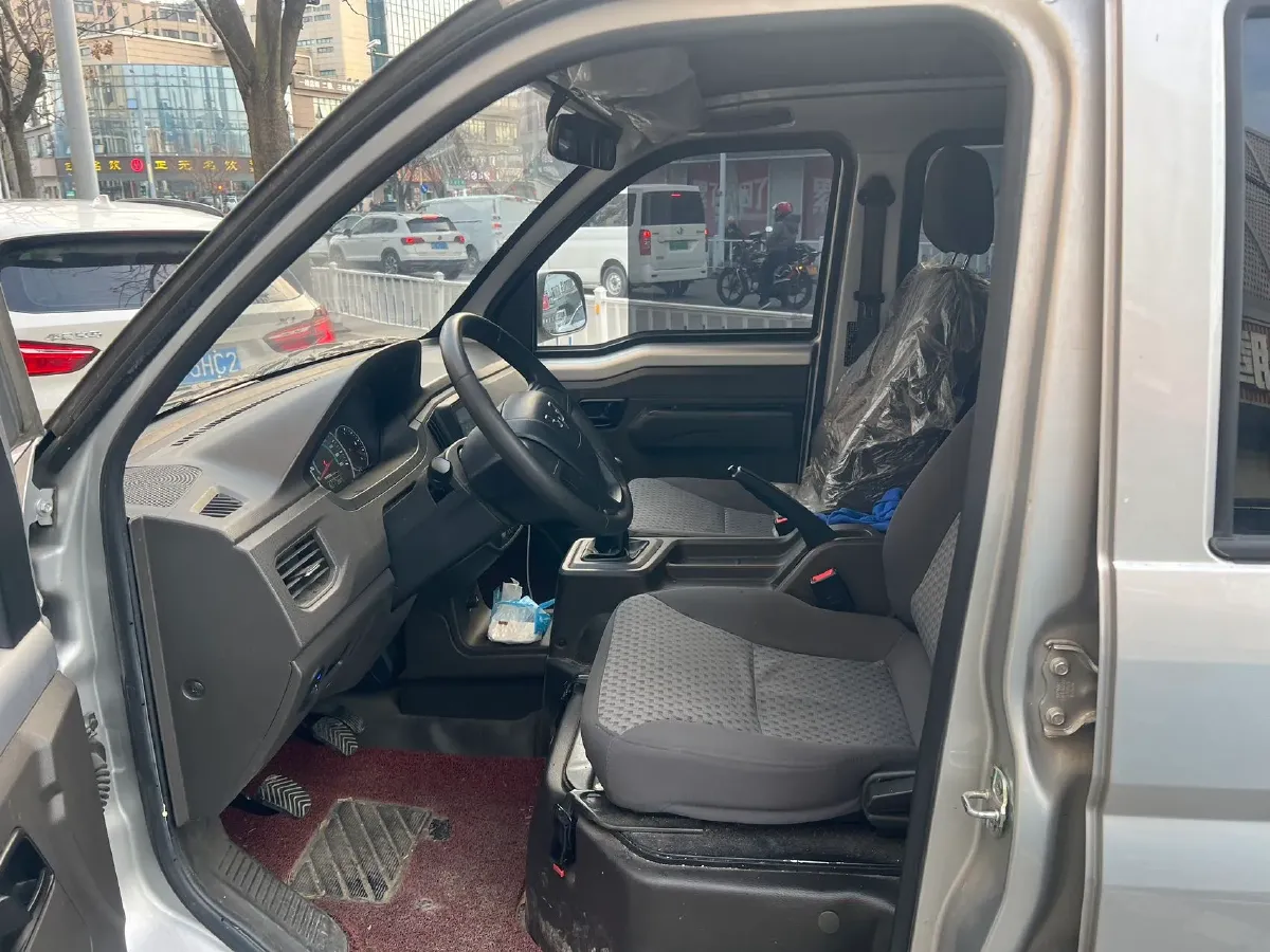 2023 WuLing RongGuang New Truck 1.5L 102HP L4 5MT,autocango,china used car exporter,china ev exporter,chinese used car exporter,chinese used ev exporter