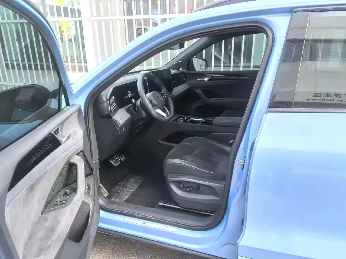 2024 Volkswagen Tiguan L 2.0T 220HP L4 7DCT,autocango,china used car exporter,china ev exporter,chinese used car exporter,chinese used ev exporter