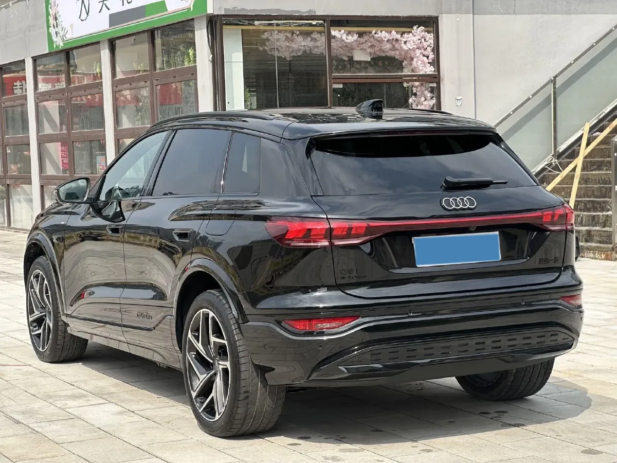 2025 Audi Q5L 2.0T 190HP L4 7DCT,autocango,china used car exporter,china ev exporter,chinese used car exporter,chinese used ev exporter