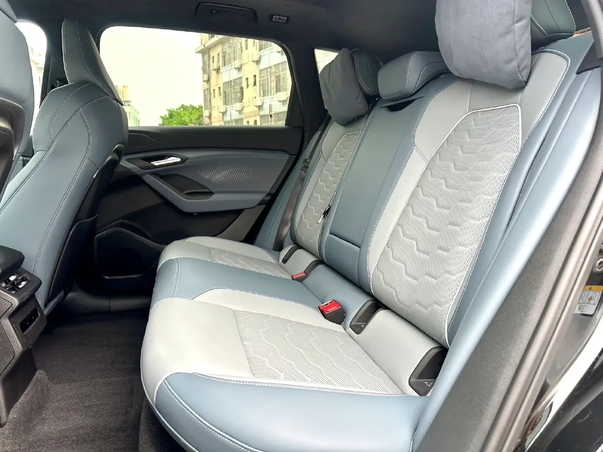 2025 Audi Q5L 2.0T 190HP L4 7DCT,autocango,china used car exporter,china ev exporter,chinese used car exporter,chinese used ev exporter