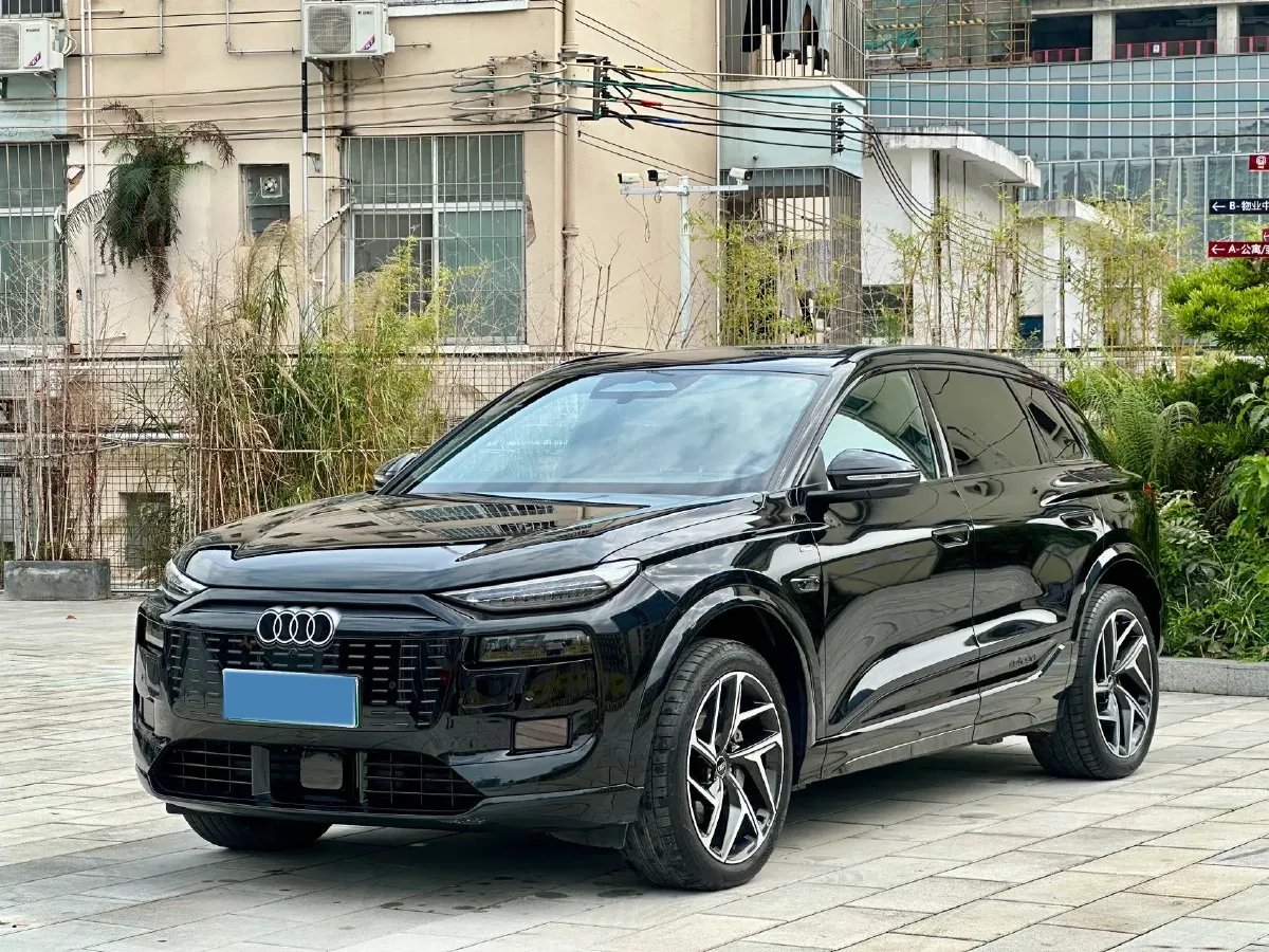 2025 Audi Q5L 2.0T 190HP L4 7DCT,autocango,china used car exporter,china ev exporter,chinese used car exporter,chinese used ev exporter