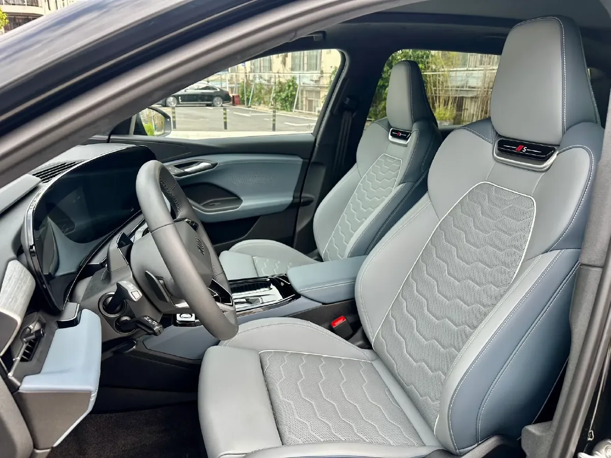 2025 Audi Q5L 2.0T 190HP L4 7DCT,autocango,china used car exporter,china ev exporter,chinese used car exporter,chinese used ev exporter