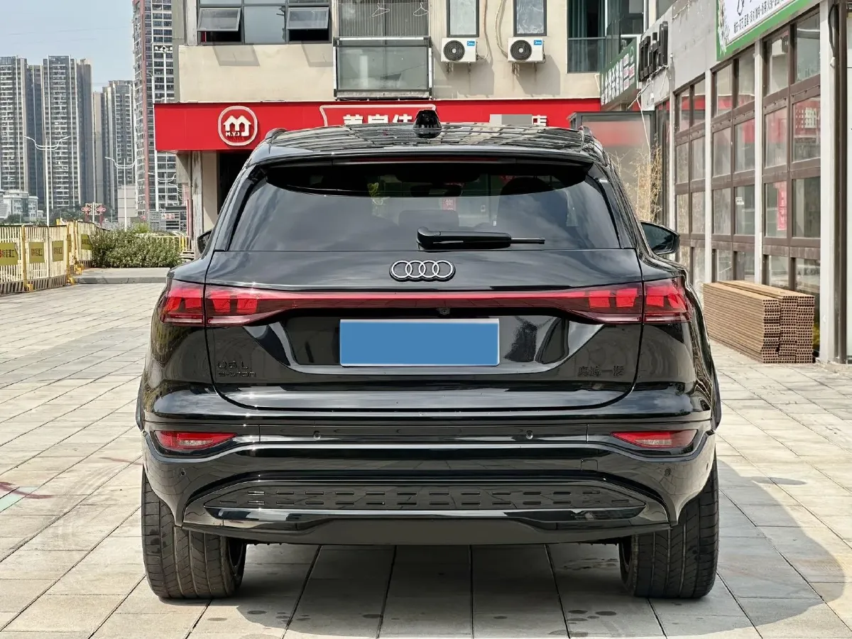 2025 Audi Q5L 2.0T 190HP L4 7DCT,autocango,china used car exporter,china ev exporter,chinese used car exporter,chinese used ev exporter