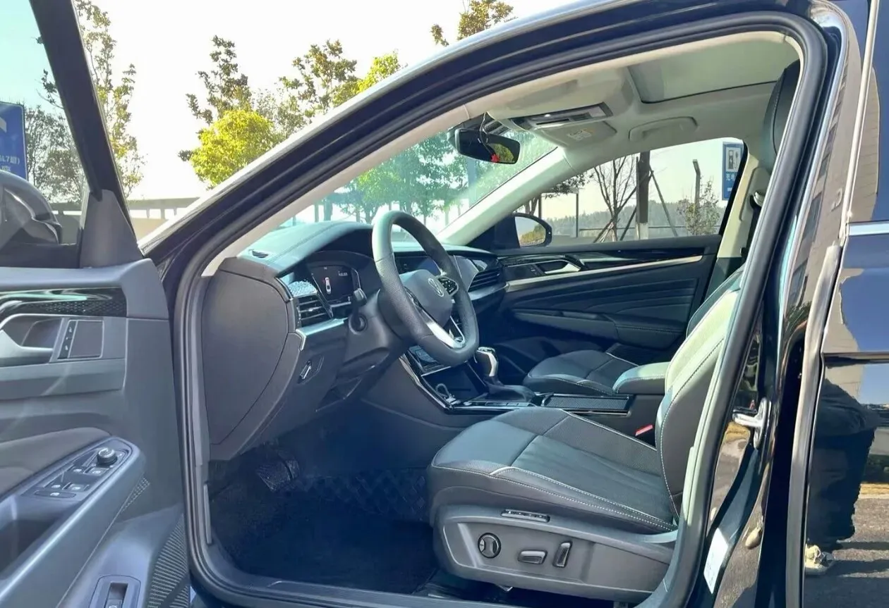 2024 Volkswagen Passat 2.0T 220HP L4 7DCT,autocango,china used car exporter,china ev exporter,chinese used car exporter,chinese used ev exporter