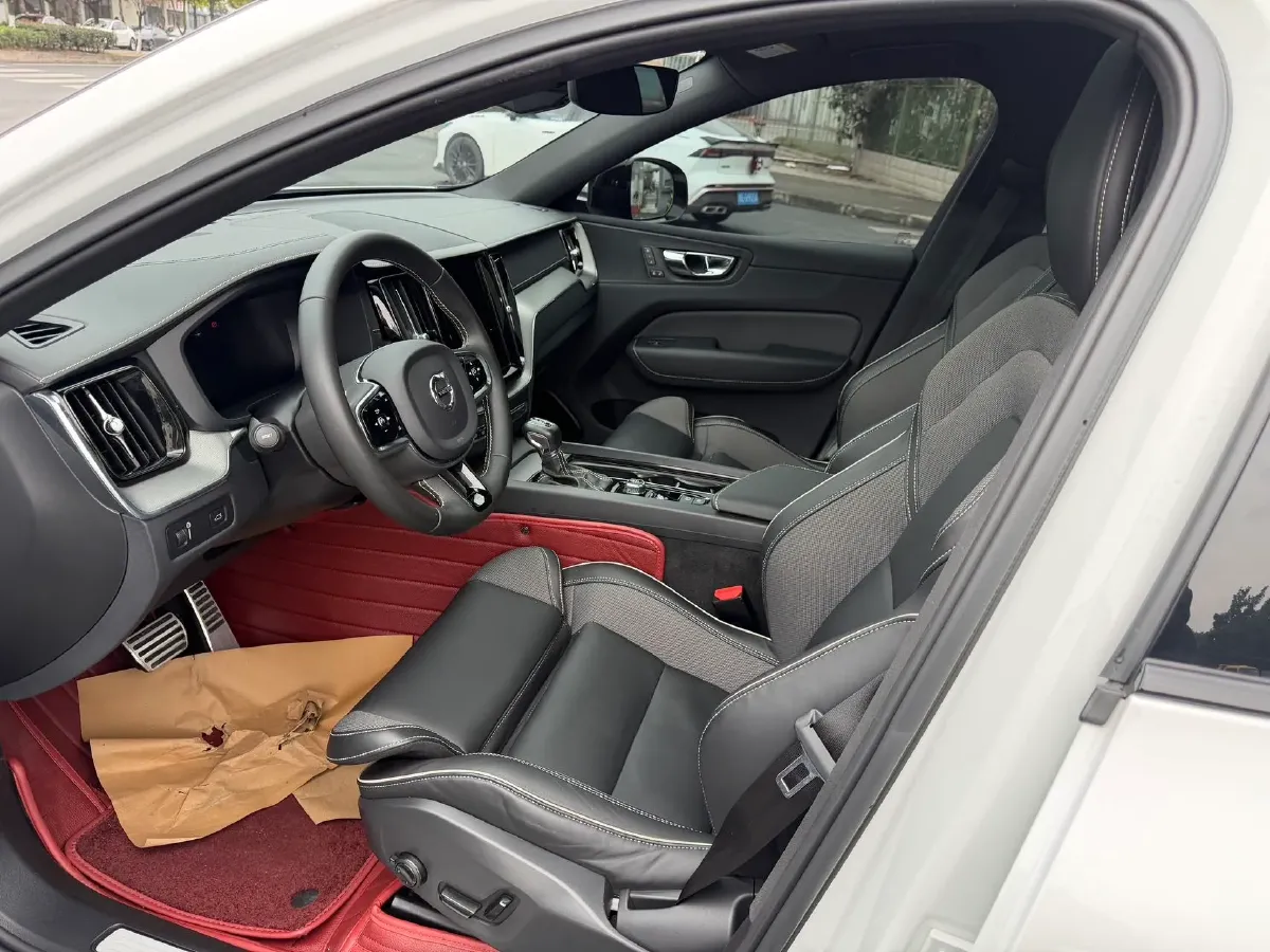 2021 Volvo XC60 2.0T 250HP L4 8AT,autocango,china used car exporter,china ev exporter,chinese used car exporter,chinese used ev exporter