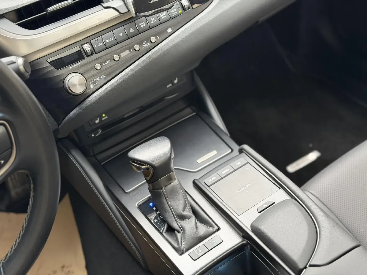 2020 Lexus ES 2.0L 173HP L4 CVT,autocango,china used car exporter,china ev exporter,chinese used car exporter,chinese used ev exporter