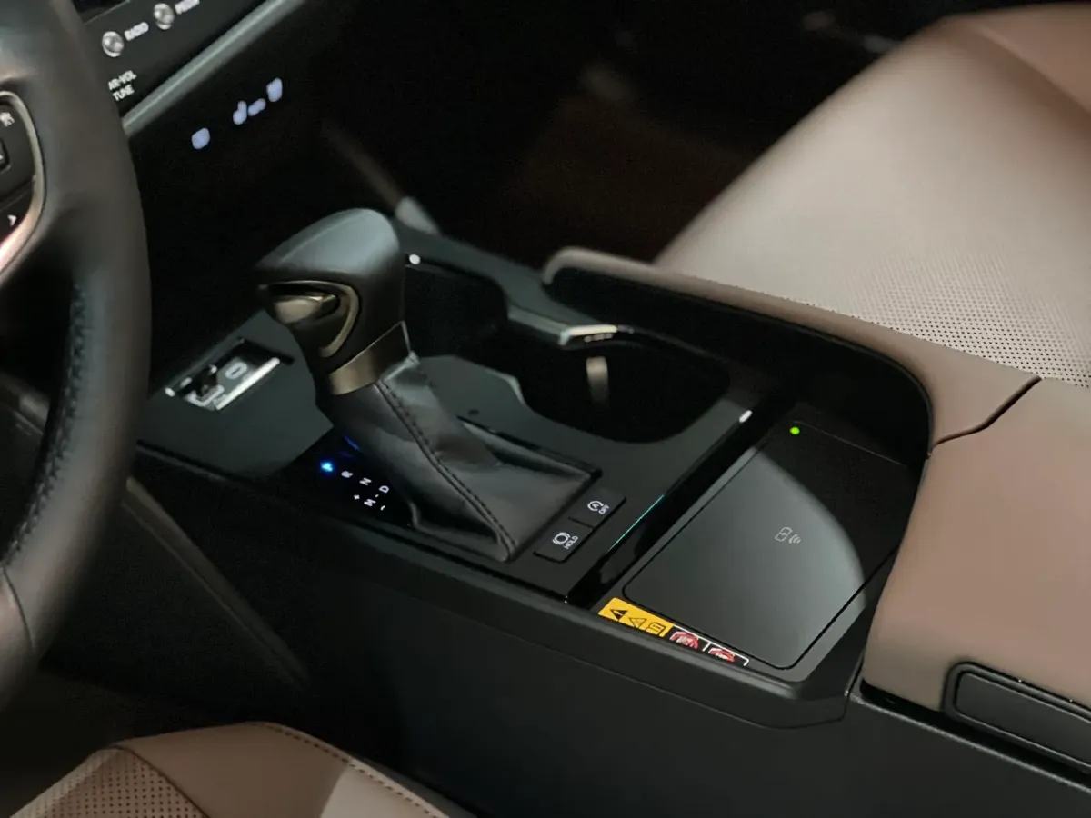 2024 Lexus ES 2.0L 173HP L4 CVT,autocango,china used car exporter,china ev exporter,chinese used car exporter,chinese used ev exporter