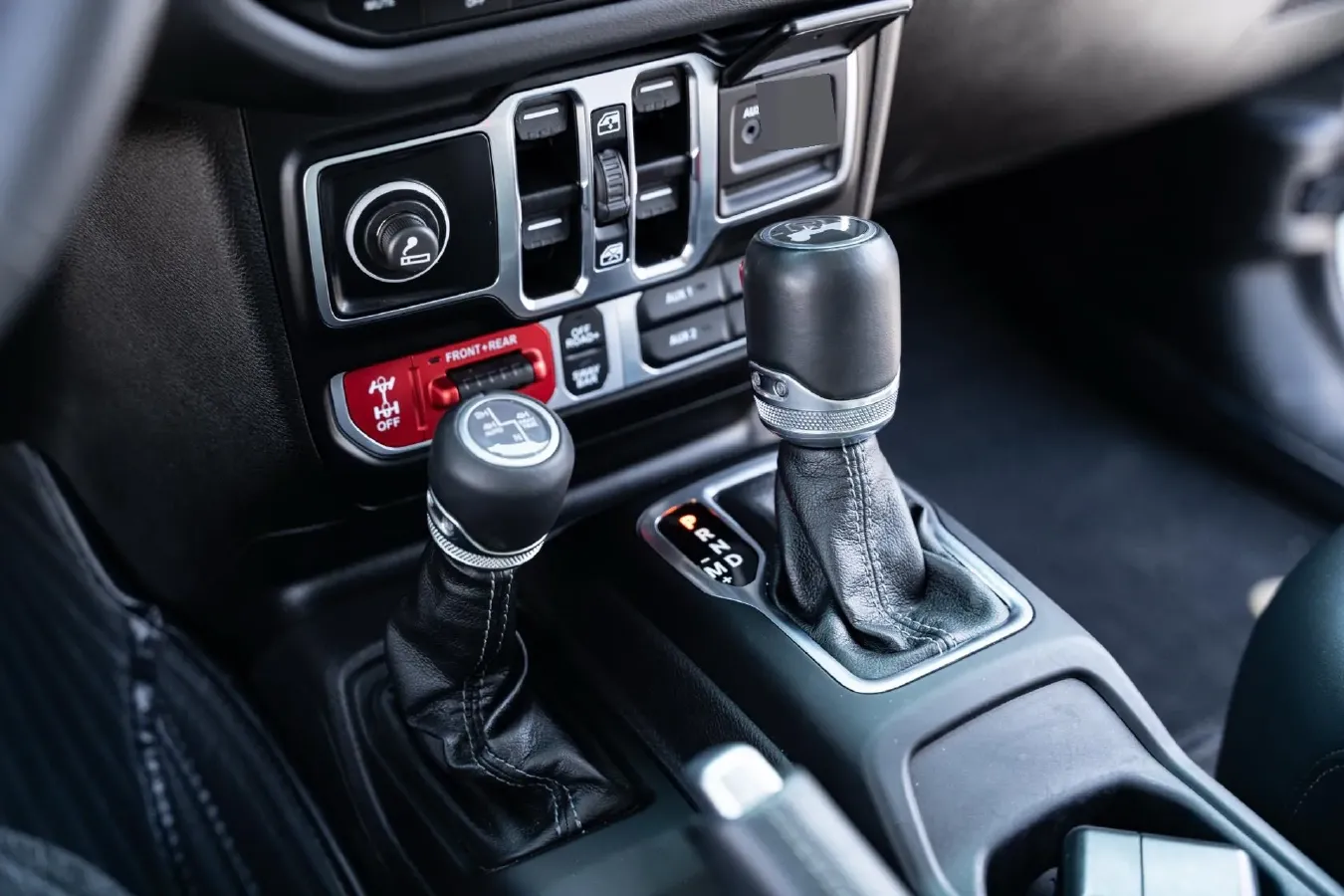 2024 Jeep Wrangler 2.0T 266HP L4 8AT,autocango,china used car exporter,china ev exporter,chinese used car exporter,chinese used ev exporter