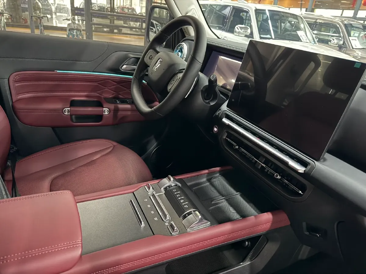 2025 Tank 300 2.0T 227HP L4 9AT,autocango,china used car exporter,china ev exporter,chinese used car exporter,chinese used ev exporter