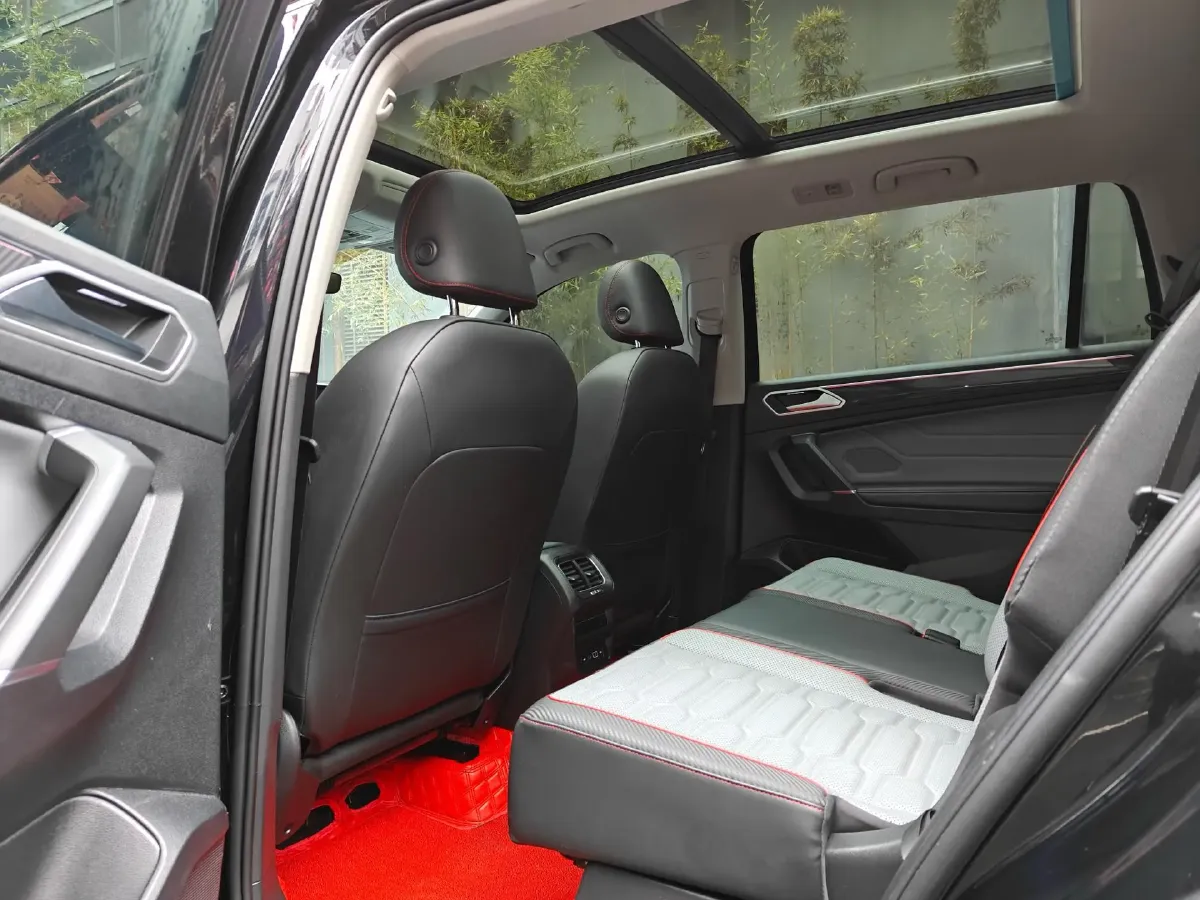 2023 Volkswagen Tiguan L 2.0T 220HP L4 7DCT,autocango,china used car exporter,china ev exporter,chinese used car exporter,chinese used ev exporter