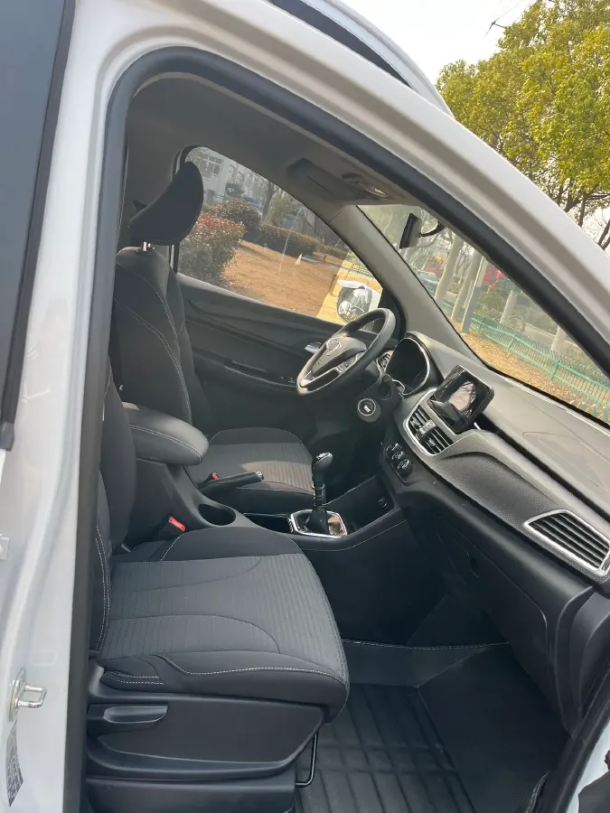 2019 BaoJun 730 1.5L 105HP L4 6MT,autocango,china used car exporter,china ev exporter,chinese used car exporter,chinese used ev exporter