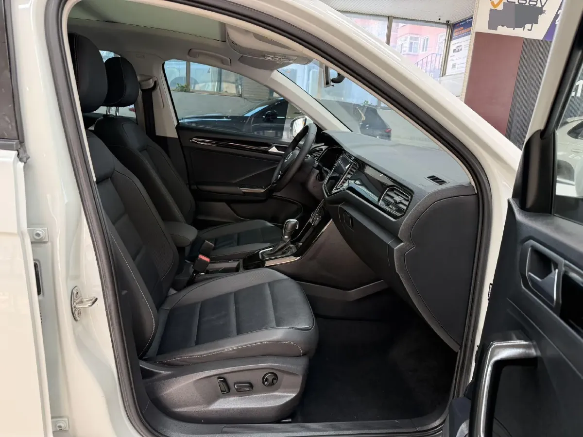 2022 Volkswagen T-Roc 1.4T 150HP L4 7DCT,autocango,china used car exporter,china ev exporter,chinese used car exporter,chinese used ev exporter