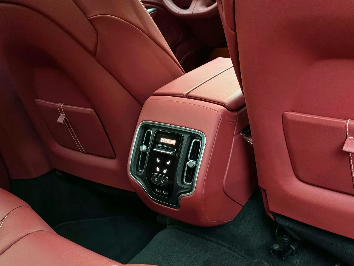 2023 Aston Martin DBX 3.0T 435HP L6 9AT,autocango,china used car exporter,china ev exporter,chinese used car exporter,chinese used ev exporter