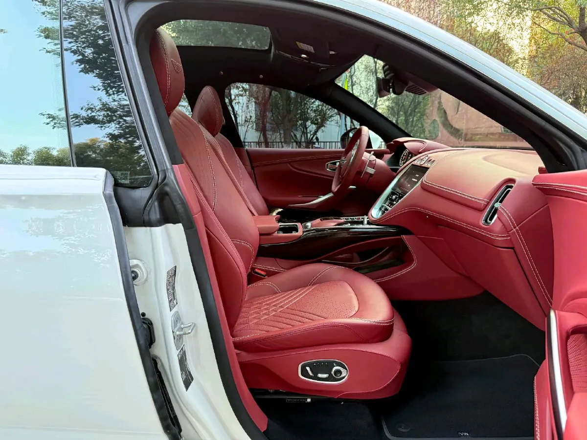 2023 Aston Martin DBX 3.0T 435HP L6 9AT,autocango,china used car exporter,china ev exporter,chinese used car exporter,chinese used ev exporter