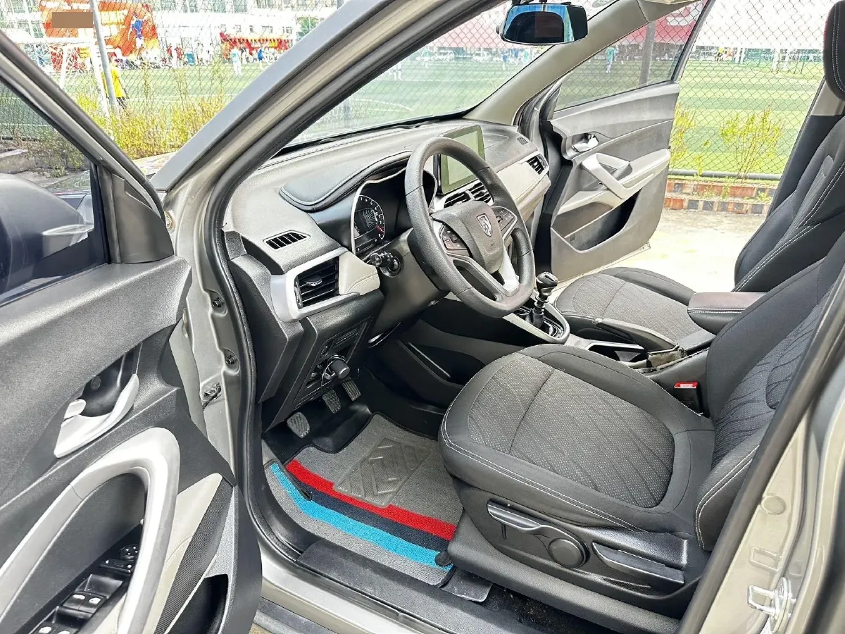 2019 BaoJun 730 1.5L 105HP L4 6MT,autocango,china used car exporter,china ev exporter,chinese used car exporter,chinese used ev exporter