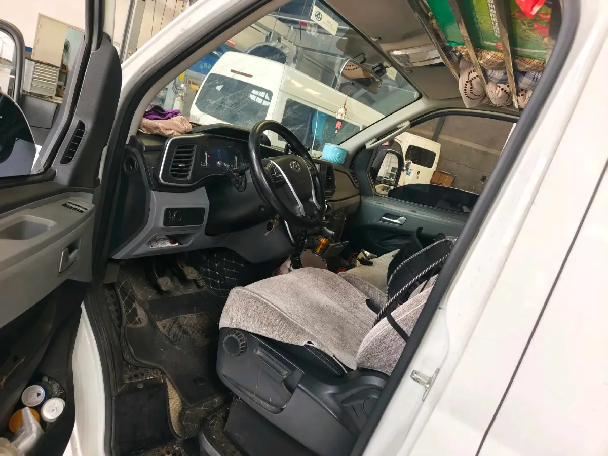 2023 MAXUS XinTu V80 2.0T 127HP L4 6MT,autocango,china used car exporter,china ev exporter,chinese used car exporter,chinese used ev exporter