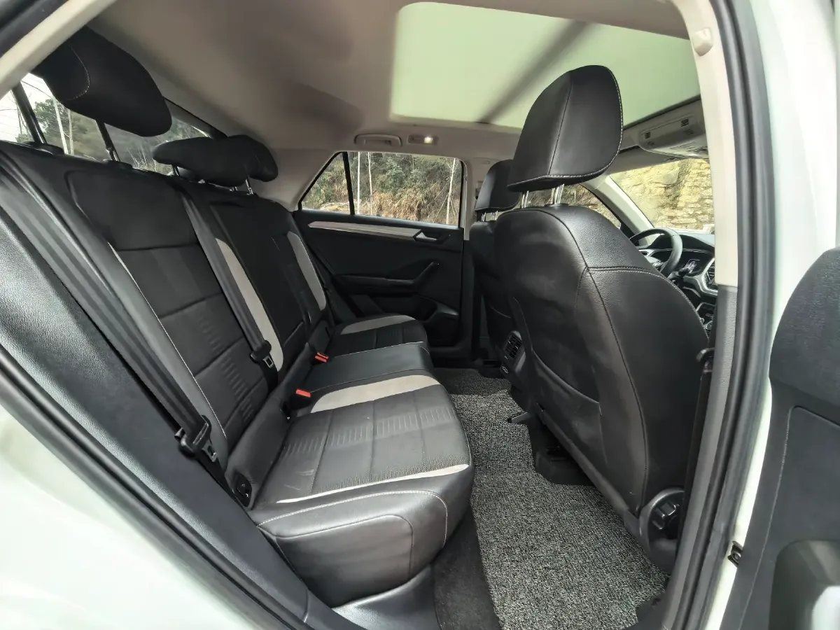 2022 Volkswagen T-Roc 1.4T 150HP L4 7DCT,autocango,china used car exporter,china ev exporter,chinese used car exporter,chinese used ev exporter