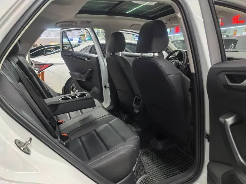 2022 Volkswagen T-Roc 1.4T 150HP L4 7DCT,autocango,china used car exporter,china ev exporter,chinese used car exporter,chinese used ev exporter