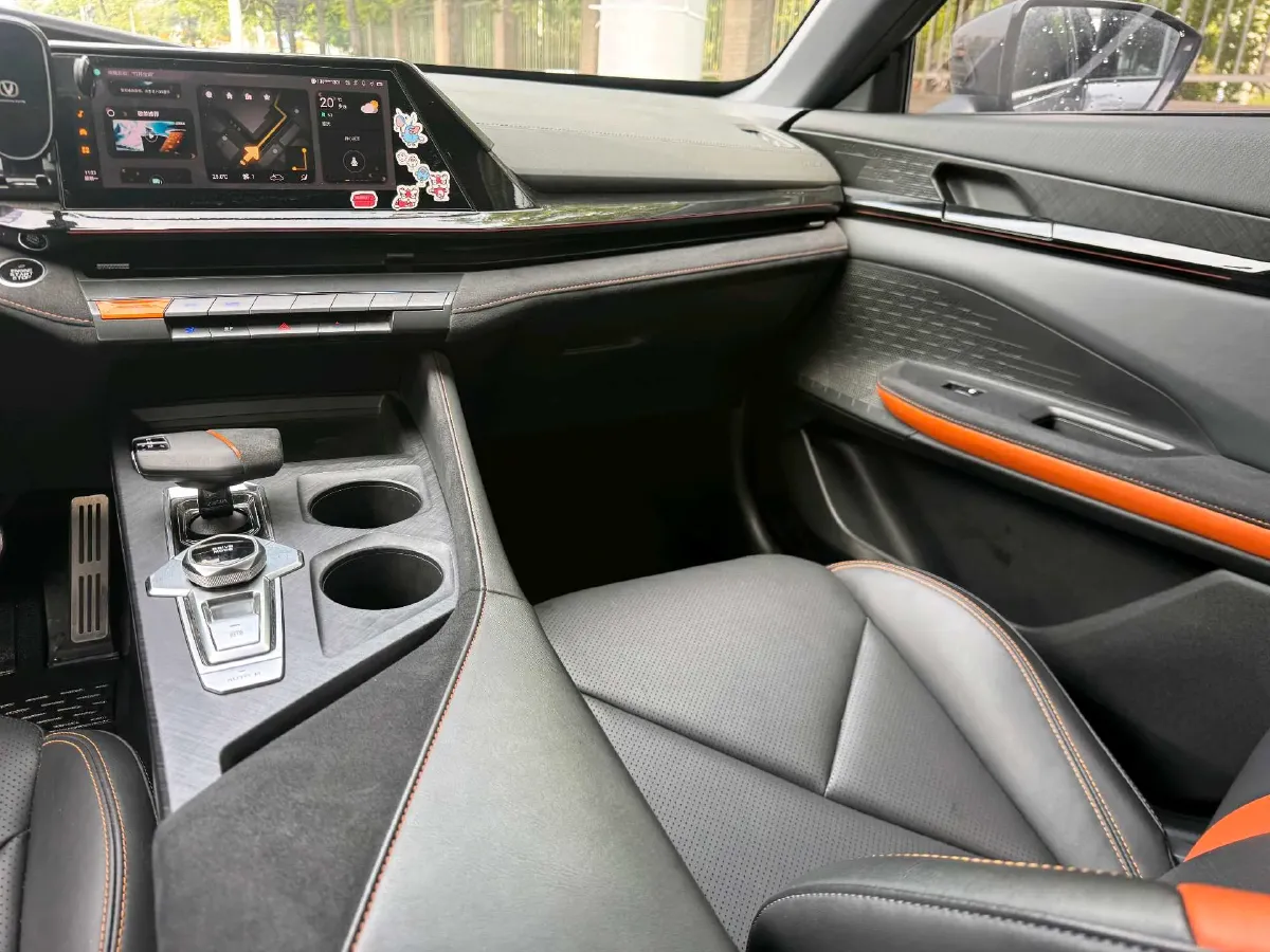 2022 ChangAn UNI-V 1.5T 188HP L4 7DCT,autocango,china used car exporter,china ev exporter,chinese used car exporter,chinese used ev exporter