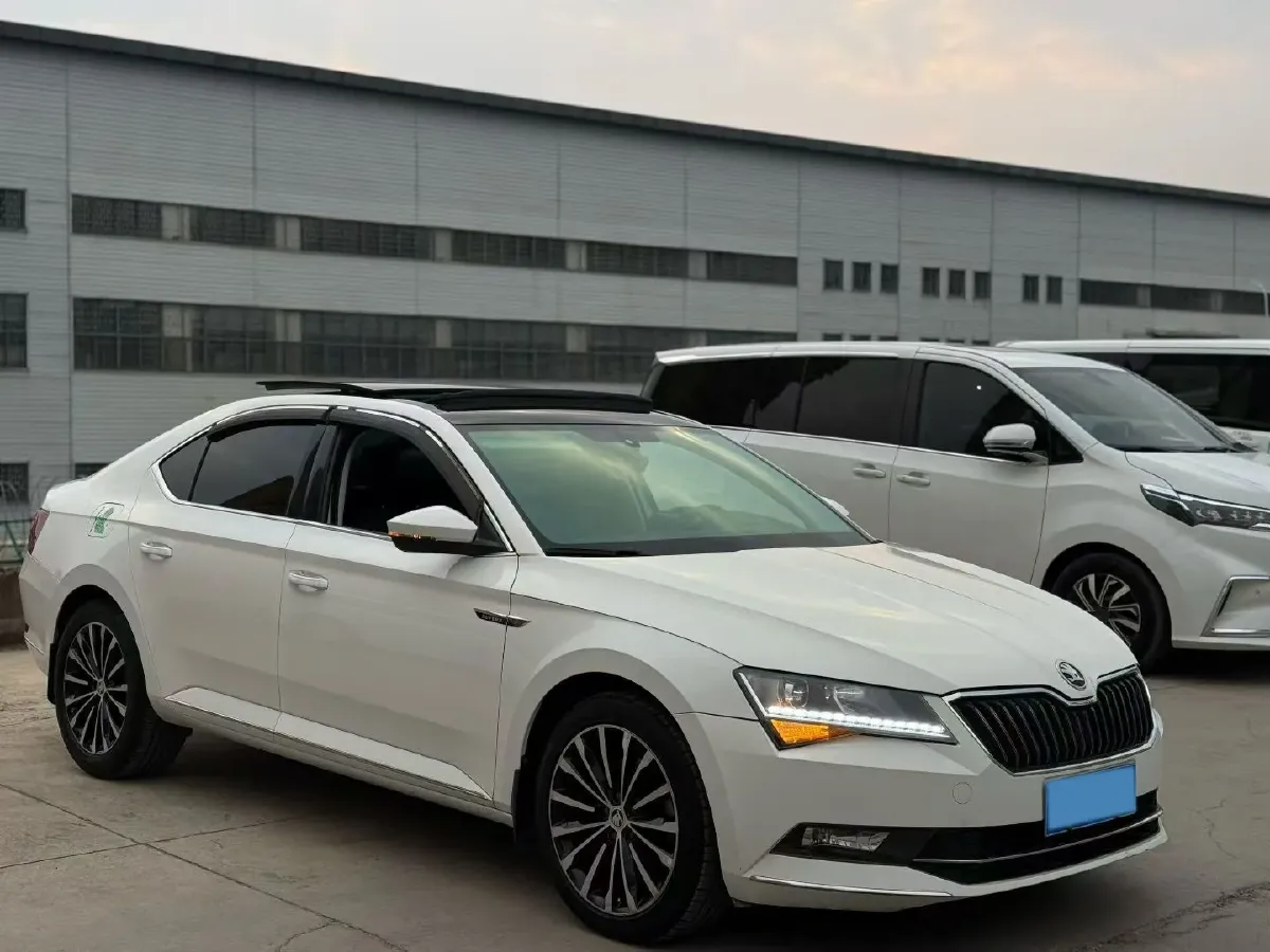 2018 Skoda Superb 1.8T 180HP L4 7DCT,autocango,china used car exporter,china ev exporter,chinese used car exporter,chinese used ev exporter
