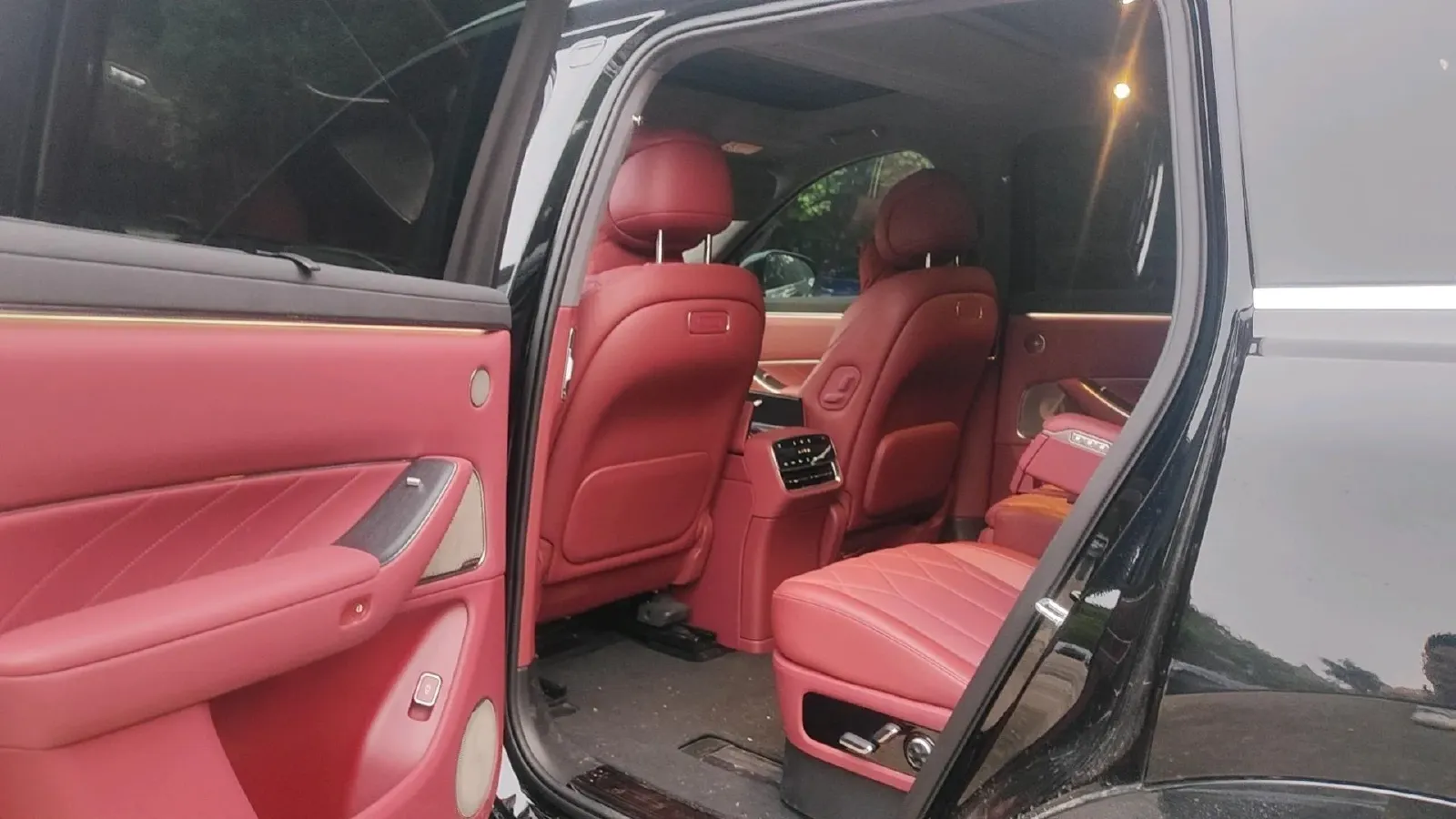 2025 AITO AITO M8 REEV 160HP REEV 53.4KWH,autocango,china used car exporter,china ev exporter,chinese used car exporter,chinese used ev exporter