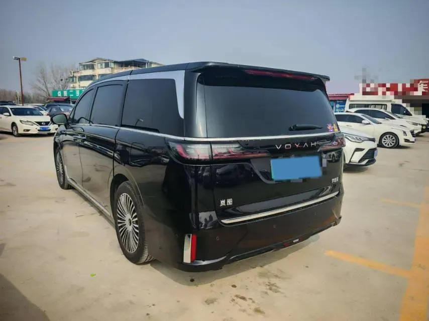 2025 Voyah Dream 1.5T 150HP L4 PHEV 41.7KWH,autocango,china used car exporter,china ev exporter,chinese used car exporter,chinese used ev exporter