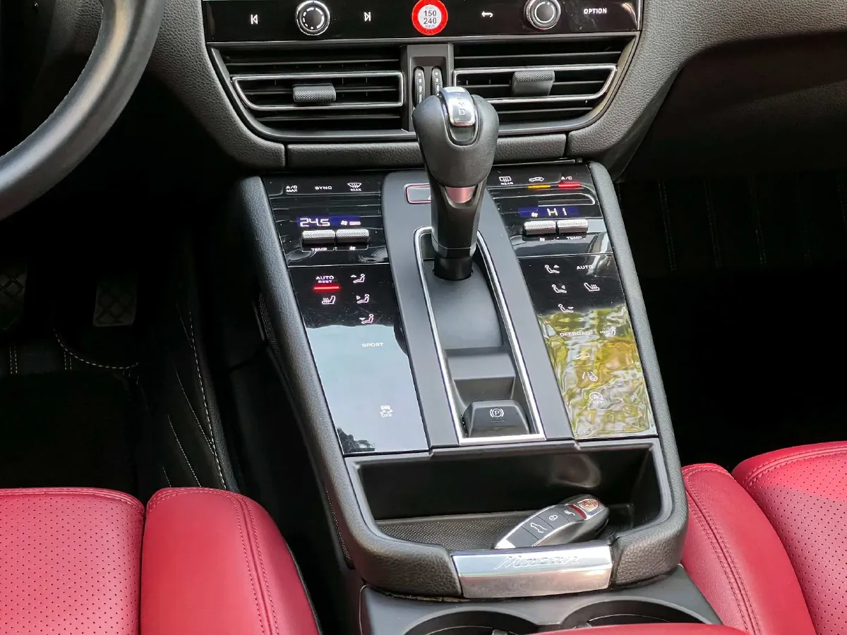 2022 Porsche Macan 2.0T 265HP L4 7DCT,autocango,china used car exporter,china ev exporter,chinese used car exporter,chinese used ev exporter