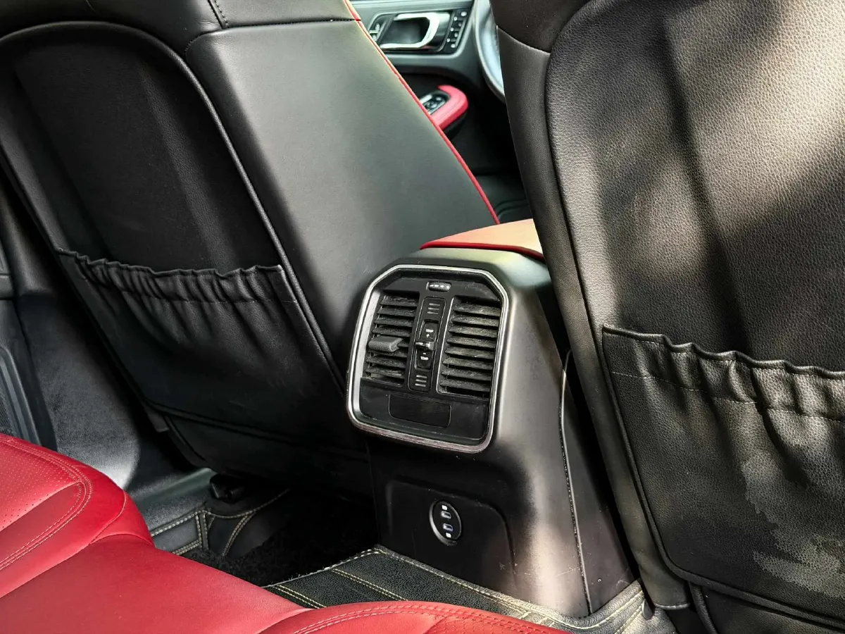 2022 Porsche Macan 2.0T 265HP L4 7DCT,autocango,china used car exporter,china ev exporter,chinese used car exporter,chinese used ev exporter