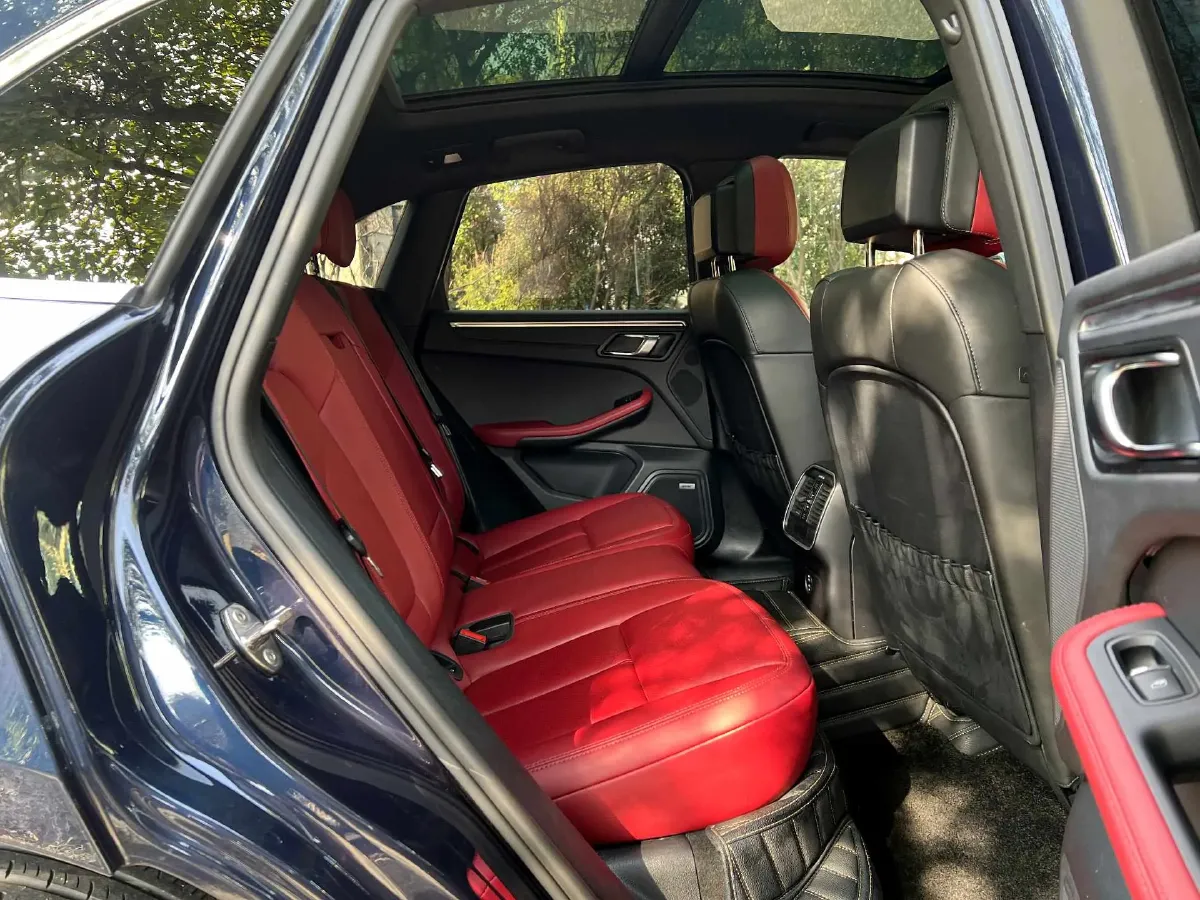 2022 Porsche Macan 2.0T 265HP L4 7DCT,autocango,china used car exporter,china ev exporter,chinese used car exporter,chinese used ev exporter