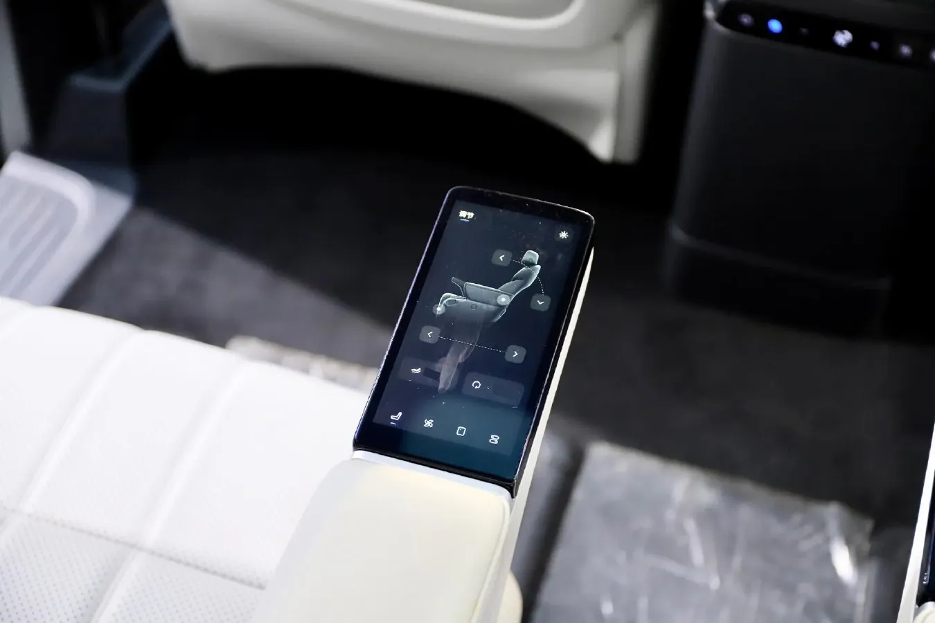 2025 Voyah Dream 1.5T 150HP L4 PHEV 41.7KWH,autocango,china used car exporter,china ev exporter,chinese used car exporter,chinese used ev exporter