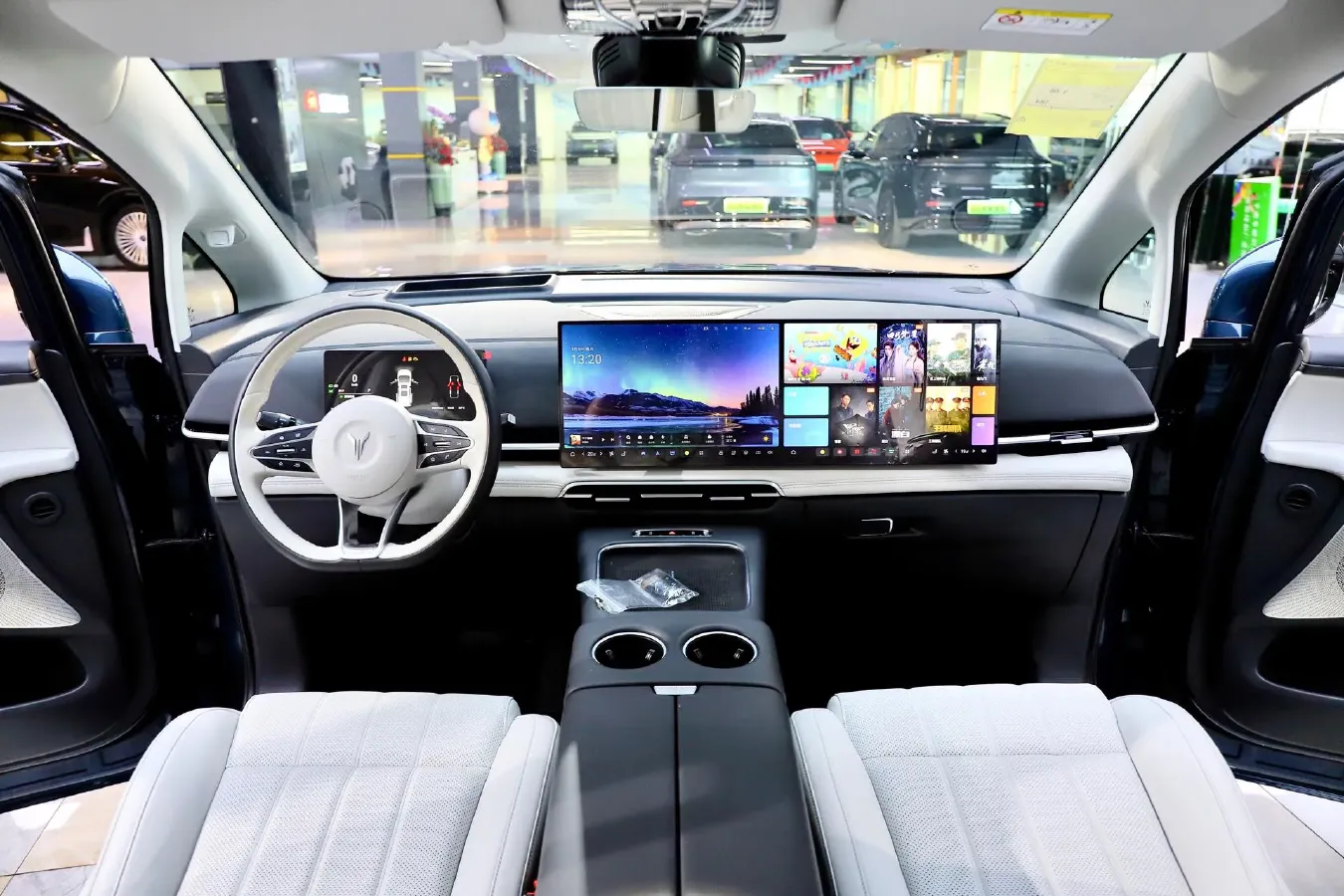 2025 Voyah Dream 1.5T 150HP L4 PHEV 41.7KWH,autocango,china used car exporter,china ev exporter,chinese used car exporter,chinese used ev exporter