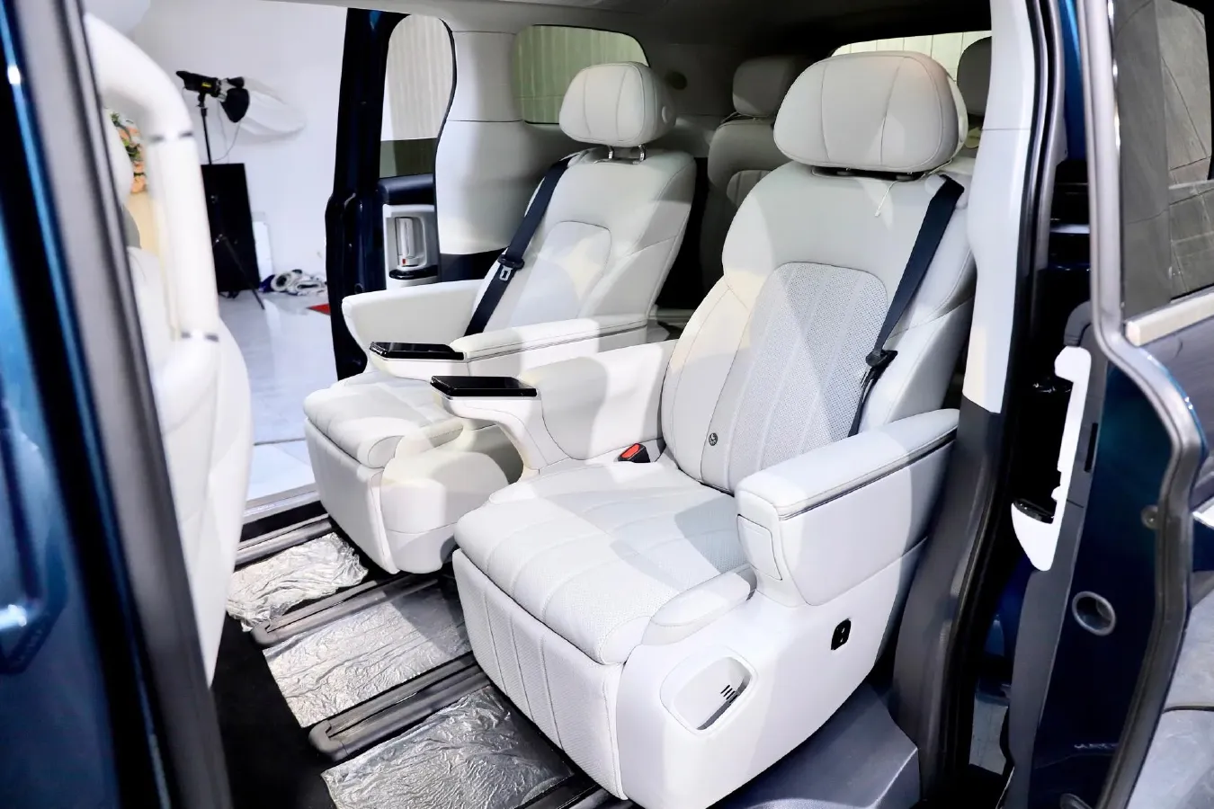 2025 Voyah Dream 1.5T 150HP L4 PHEV 41.7KWH,autocango,china used car exporter,china ev exporter,chinese used car exporter,chinese used ev exporter