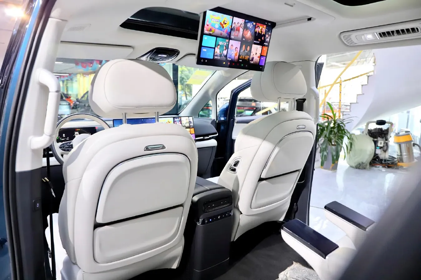 2025 Voyah Dream 1.5T 150HP L4 PHEV 41.7KWH,autocango,china used car exporter,china ev exporter,chinese used car exporter,chinese used ev exporter