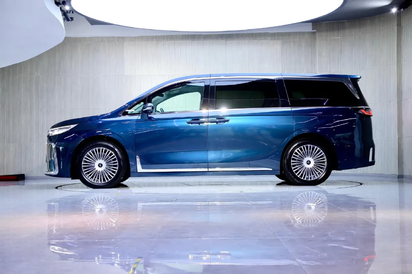 2025 Voyah Dream 1.5T 150HP L4 PHEV 41.7KWH,autocango,china used car exporter,china ev exporter,chinese used car exporter,chinese used ev exporter