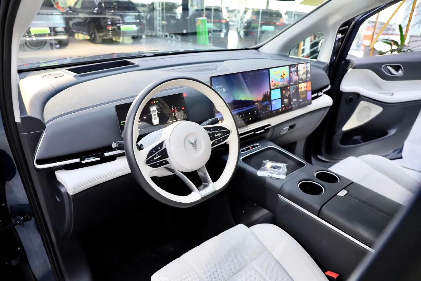 2025 Voyah Dream 1.5T 150HP L4 PHEV 41.7KWH,autocango,china used car exporter,china ev exporter,chinese used car exporter,chinese used ev exporter