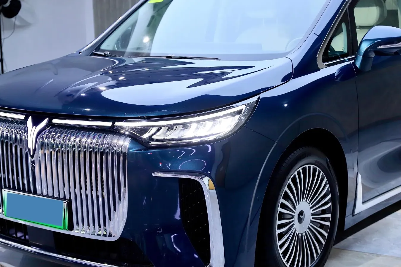 2025 Voyah Dream 1.5T 150HP L4 PHEV 41.7KWH,autocango,china used car exporter,china ev exporter,chinese used car exporter,chinese used ev exporter