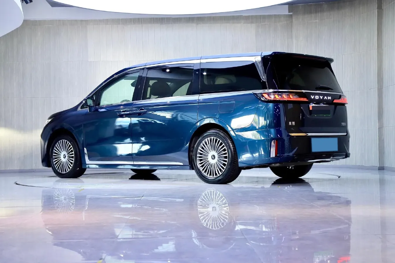 2025 Voyah Dream 1.5T 150HP L4 PHEV 41.7KWH,autocango,china used car exporter,china ev exporter,chinese used car exporter,chinese used ev exporter