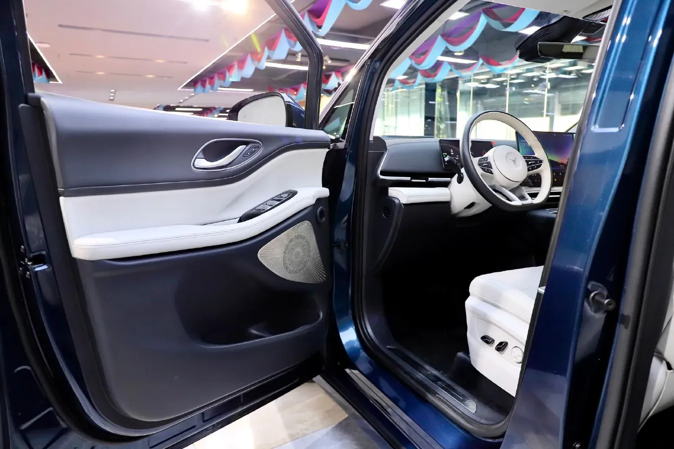 2025 Voyah Dream 1.5T 150HP L4 PHEV 41.7KWH,autocango,china used car exporter,china ev exporter,chinese used car exporter,chinese used ev exporter