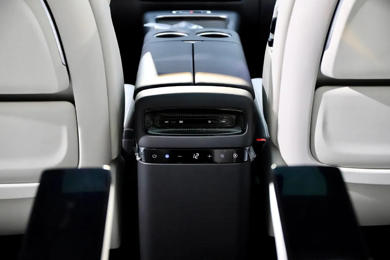 2025 Voyah Dream 1.5T 150HP L4 PHEV 41.7KWH,autocango,china used car exporter,china ev exporter,chinese used car exporter,chinese used ev exporter