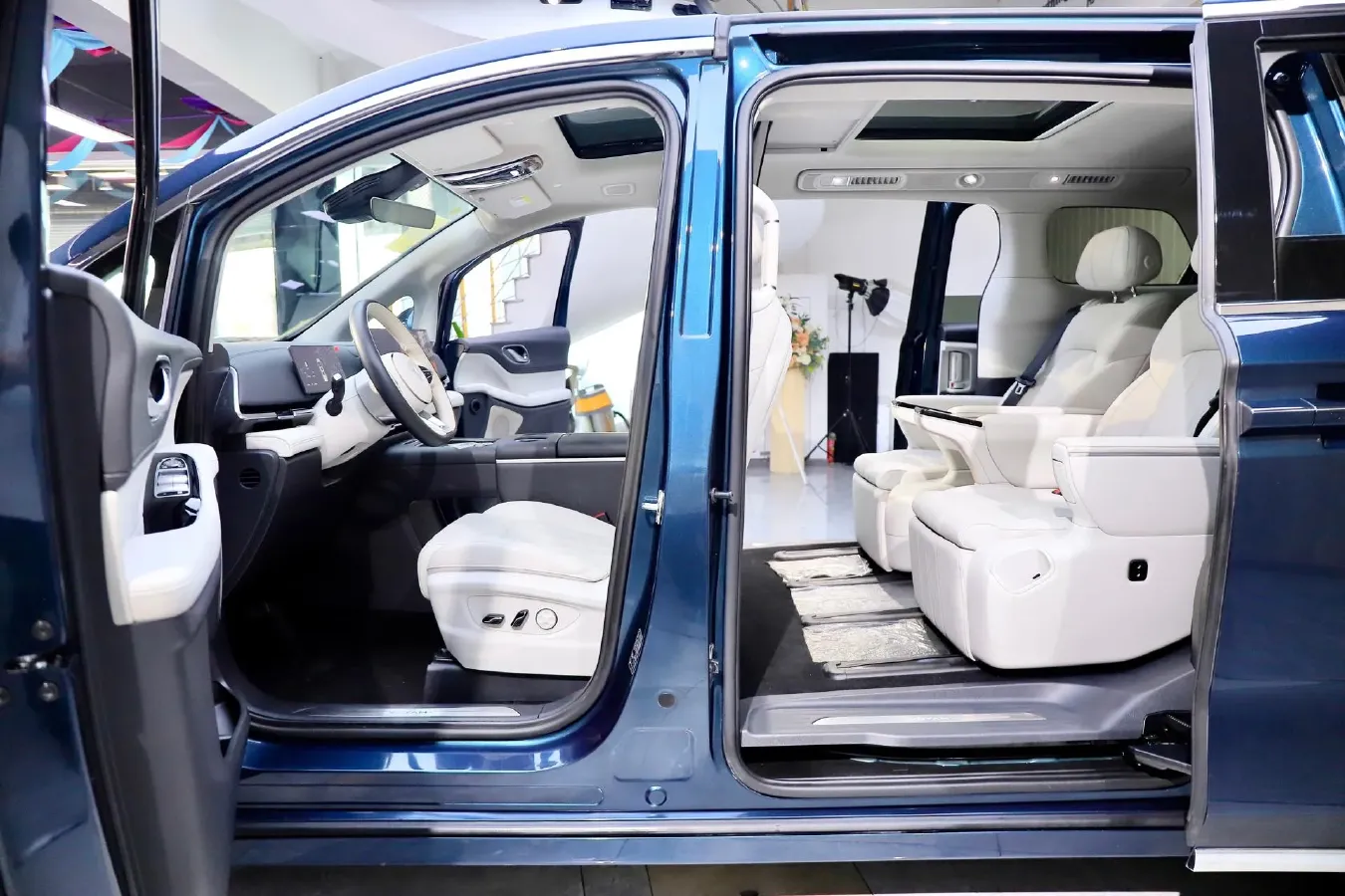 2025 Voyah Dream 1.5T 150HP L4 PHEV 41.7KWH,autocango,china used car exporter,china ev exporter,chinese used car exporter,chinese used ev exporter