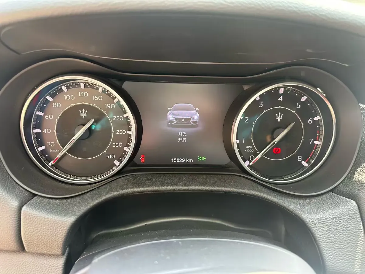 2021 Maserati Ghibli 2.0T 330HP L4 8AT,autocango,china used car exporter,china ev exporter,chinese used car exporter,chinese used ev exporter