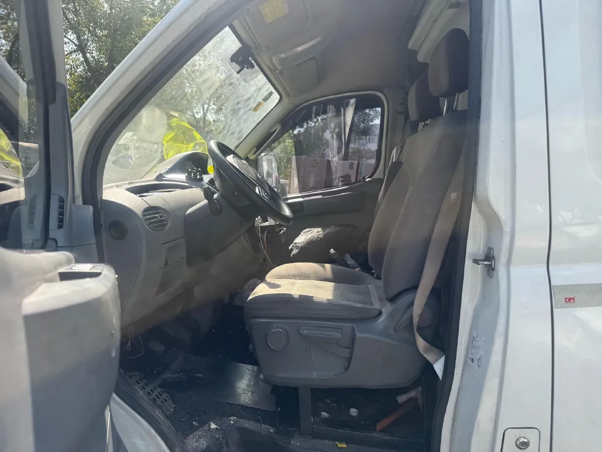 2023 MAXUS XinTu V80 2.0T 139HP L4 6MT,autocango,china used car exporter,china ev exporter,chinese used car exporter,chinese used ev exporter