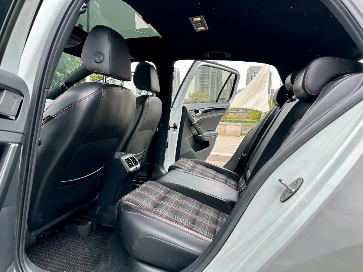 2018 Volkswagen GolfGTI 2.0T 220HP L4 7DCT,autocango,china used car exporter,china ev exporter,chinese used car exporter,chinese used ev exporter