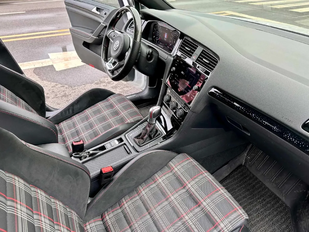 2018 Volkswagen GolfGTI 2.0T 220HP L4 7DCT,autocango,china used car exporter,china ev exporter,chinese used car exporter,chinese used ev exporter