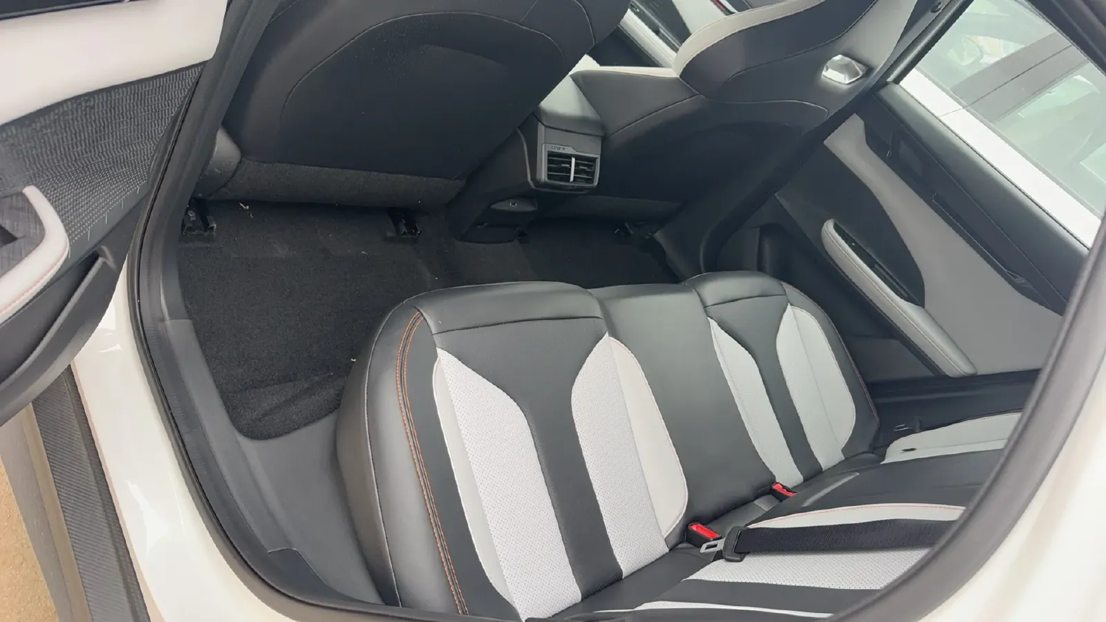 2024 ChangAn UNI-V iDD 1.5L 110HP L4 E-CVT PHEV 18.99KWH,autocango,china used car exporter,china ev exporter,chinese used car exporter,chinese used ev exporter