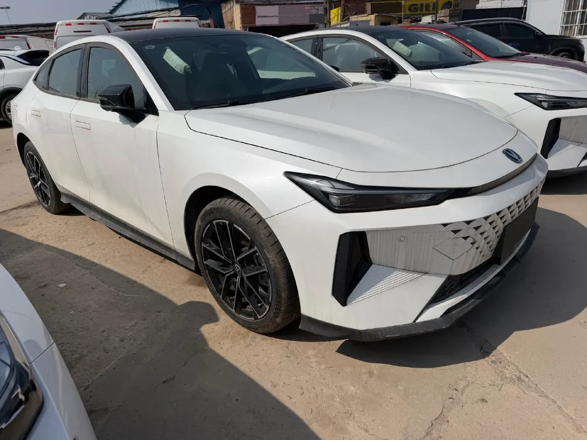 2024 ChangAn UNI-V iDD 1.5L 110HP L4 E-CVT PHEV 18.99KWH,autocango,china used car exporter,china ev exporter,chinese used car exporter,chinese used ev exporter